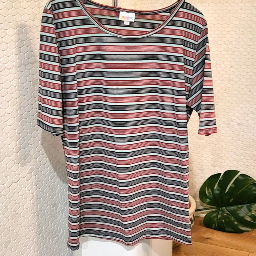 Lularoe Fitted Ladies 3/4-sleeve Top